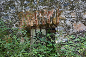 Arnoldstein, Ruine, Mühle, Lost Place, Urban Exploring, Urbex, Haus, verlassen, eingestürzt, verfallen, aufgelassen, Stein, Steinmauer, Wald, verwuchert, Weg, Schotterweg, Fenster, nass, kalt, feucht,
