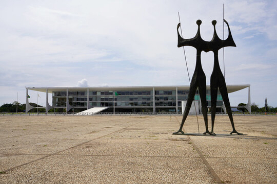 Os Candangos sculpture in front of Palacio do Planalto the official workplace of the president of Brazil in Brasilia