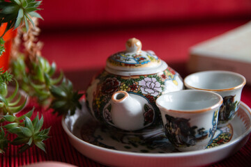Mesa de té con tetera