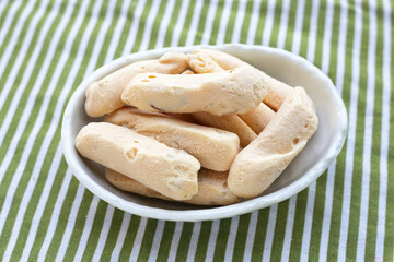 Light and crispy almond meringue cookies
