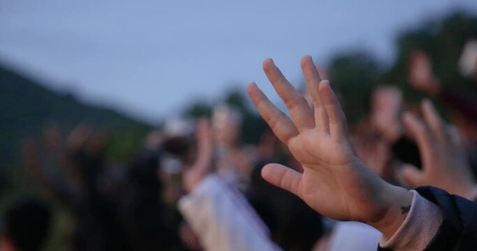 personas recibiendo el solsticio de primavera