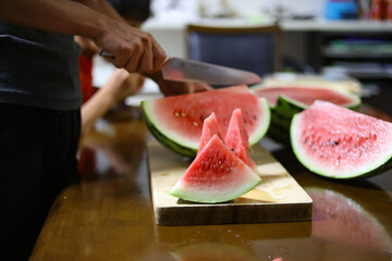 スイカを切り分ける男性