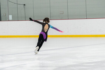 Obraz premium Figure skating practice at an indoor skating rink