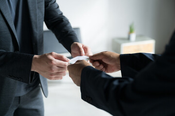 名刺を渡すビジネスマンの手元のアップ顔無し