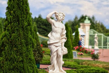 Obraz premium Marble sculpture, garden and park architecture of the Menshikov Palace in Oranienbaum 