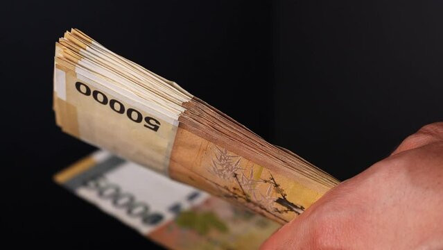 Counting 50,000 won bills in South Korea, money, 60fps, slow