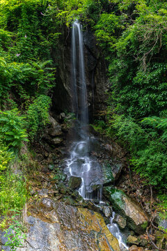 Kleiner Wasserfall in der Gaulschlucht in Lana in der Nähe von Meran, Südtirol