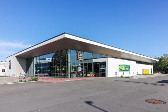 Aldi S&uuml;d branch modern supermarket discount shop store discounter in Stuttgart, Germany