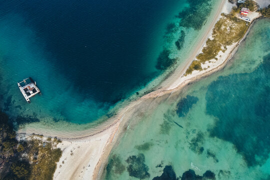 Vista aerea de division de mar en los roques venezuela