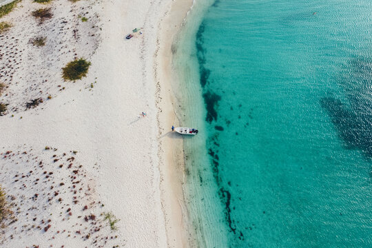 Bote pesquero en  playa de Los Roques Venezuela