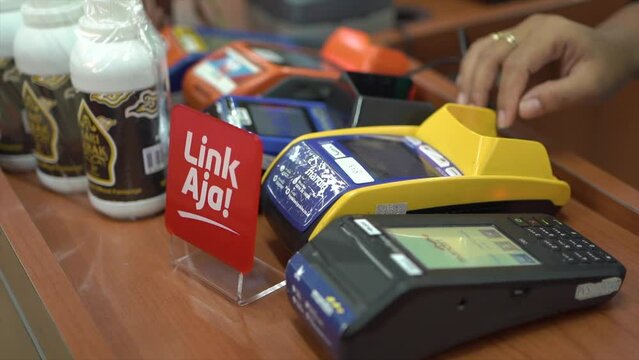 Payment by EDC machine. The cashier presses the button on the EDC payment tool at the cashier, then waits for the paper receipt to come out of the machine or cashier. Payment machine in shopping mall