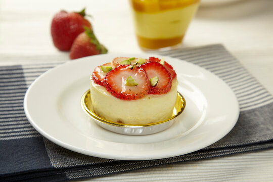 cheesecake with strawberries