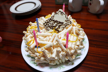 メレンゲとクリームとオレンジの誕生日のデコレーションケーキ