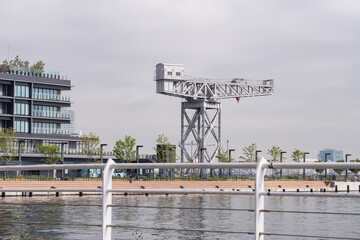 Fototapeta na wymiar 使われてないハンマーヘッドクレーンがある横浜の観光地の風景。