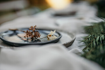 Decoration details on a well served table.