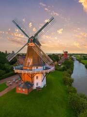 Luftaufnahme der Zwillingsmühlen am Alten Greetsieler Sieltief in Greetsiel. Bundesland...