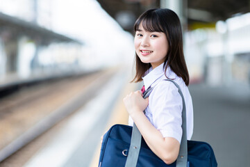 電車を待つ女子高生