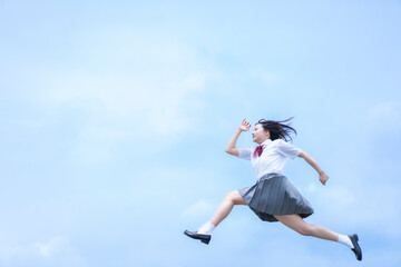ジャンプする女子高生