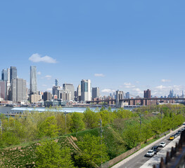 Fototapeta premium panorama of Manhattan and brooklyn bridge across the East River from Brooklyn