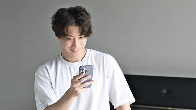 スマホを持つ男性　驚いたりビックリする動画
