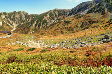 秋の室堂山展望台の登山道から望む室堂平方面の景色