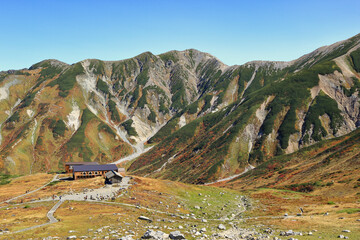 秋の室堂山展望台の登山道から望む室堂平方面の景色