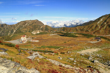 秋の室堂山展望台の登山道から望む室堂平方面の景色