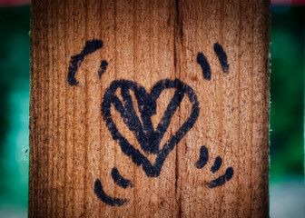 Symbol der Liebe: Dieses Bild zeigt einen Holzbalken, auf den ein Herz gemalt wurde - ein zeitloses Symbol der Liebe.