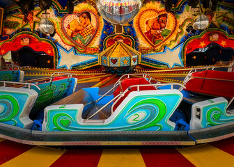 Zeitlose Freude: Dieses Foto eines klassischen Karussells auf einer Kirmes versprüht nostalgischen Charme und strahlt eine zeitlose Freude aus. © Creative Waves