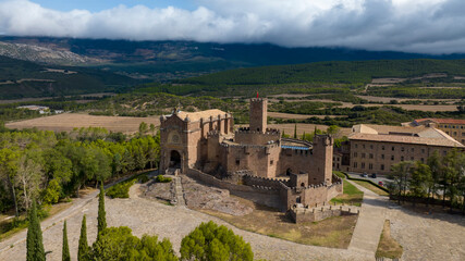 Fototapeta na wymiar vista aérea del bonito castillo Javier en Navarra, España