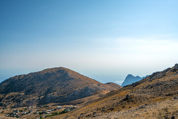 The scenic view of Feslikan Plateau and Alaben Mountain, which looks as if it has its back, consists of spread neighborhoods and looks like it is nestled inside a pit when viewed from the sky. 