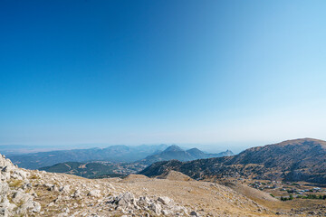 The scenic view of Feslikan Plateau and Alaben Mountain, which looks as if it has its back, consists of spread neighborhoods and looks like it is nestled inside a pit when viewed from the sky. 