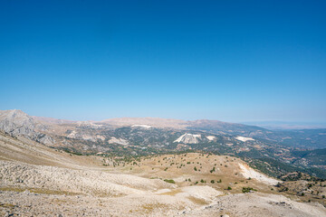 The scenic view of Feslikan Plateau and Alaben Mountain, which looks as if it has its back, consists of spread neighborhoods and looks like it is nestled inside a pit when viewed from the sky. 