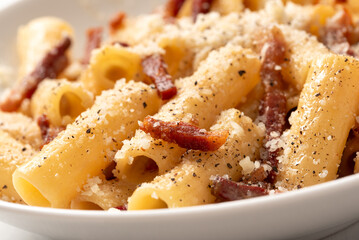 Piatto di deliziosa pasta alla gricia, ricetta tradizionale romana di pasta condita con guanciale,...