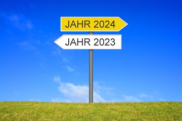 Schild Wegweiser zeigt Jahr 2023 und Jahr 2024