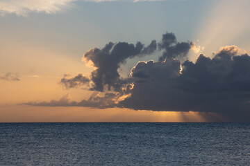 Rayons de soleil derrière les nuages