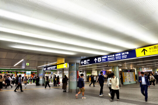 横浜駅北口の通路天井の印象的な間接照明
