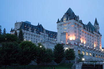 Naklejka premium Beautiful view of the Fairmont Chateau Laurier on the Rideau Canal in Ottawa, Canada