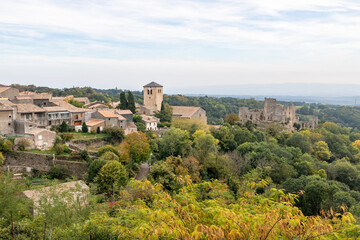 Fototapeta na wymiar Vue sur l'église et les ruines du Château à Saissac