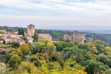 Fototapeta na wymiar Vue sur l'église et les ruines du Château à Saissac