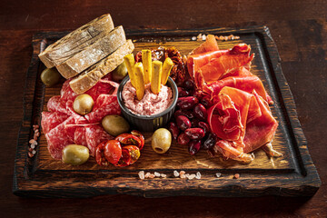 meat plate with ovives and white wine