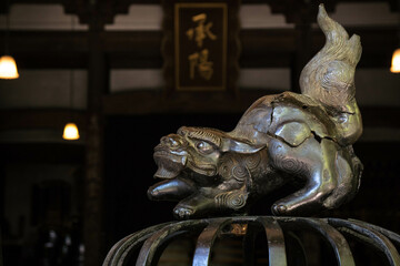 福井 永平寺・承陽殿の香炉に鎮座する可愛らしい狛犬