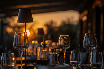 Table à la terrasse d'un restaurant au coucher du soleil
