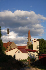 Maibaum und Pfarrkirche St. Peter in Sinbronn