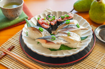 炙り秋刀魚握りとネギトロ巻