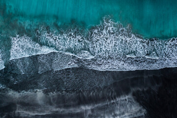 Une plage de sable noir volcanique aux îles Féroé