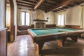Tavolo da biliardo in villa abbandonata