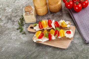 Grain bread with tomato and cream cheese