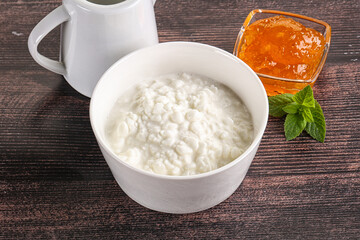 Grain curd with cream and jam