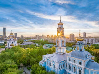 Obraz premium Summer Yekaterinburg, Temple of the Ascension and Temple on Blood in beautiful clear sunset.